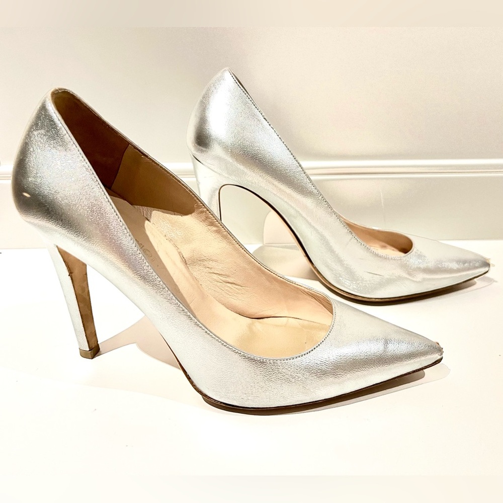 Gorgeous Italian Leather Club Monaco Silver Stilettos size 6